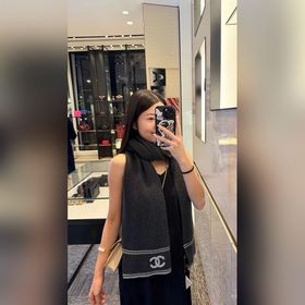 香奈兒針織圍巾：經典與溫度的優雅共生 當法式優雅邂逅冬日暖意，這條香奈兒針織圍