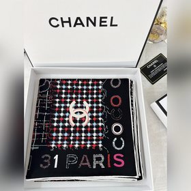 品名： 多彩康鵬 成份：真絲 尺寸：90*90 顔色：黑色 米白色 時尚就是經典