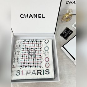 品名： 多彩康鵬 成份：真絲 尺寸：90*90 顔色：黑色 米白色 時尚就是經典