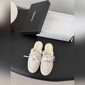 Chanel 26C新款休閑鞋 偏度假休閑的風格，色彩比較輕快明亮。 這一季的