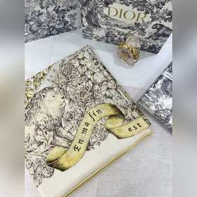 Dior 印花方巾 雙面同色印花  這款方巾飾以彼得羅 魯福(Pietro R