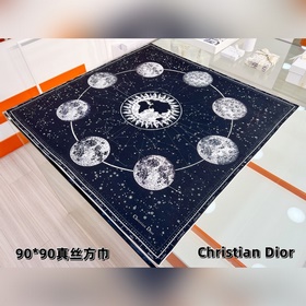 這款Dior 星座系列~90真絲印花方巾 是發布秀的主打款式，以 Zodiac