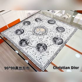 這款Dior 星座系列~90真絲印花方巾 是發布秀的主打款式，以 Zodiac