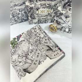 Dior 印花方巾 雙面同色印花  這款方巾飾以彼得羅 魯福(Pietro R