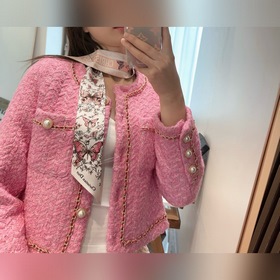 這款 Mitzah 絲巾采用白色和藍色桑蠶絲斜紋面料精心制作，飾以彼得羅·魯福