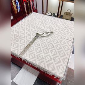 [ 同步專櫃！Fendi限量款連帽鬥篷披肩]重磅！！純羊絨打造！！此款FF披風是