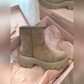 Gianvito Rossi意大利高奢品牌雪地靴出 面料：絲光牛反絨皮 内裡：澳