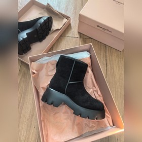 Gianvito Rossi意大利高奢品牌雪地靴出 面料：絲光牛反絨皮 内裡：澳