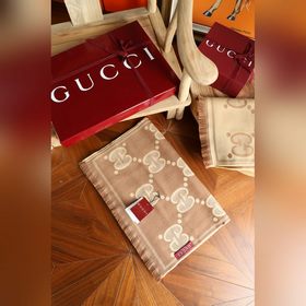 Gucci [GG 大G坨]單款單色 今年超級流行的主色調 很襯托膚色 專櫃新款