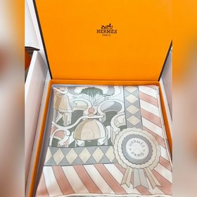 愛馬仕90方巾， 頂級雙面異色， 尺寸：90*90厘米 材質：100%桑蠶絲 愛