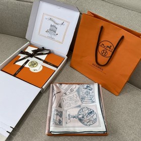 Hermes 福寶集郵者90方巾 創作淵源：一封封信封和明信片蓋着精美的印章，
