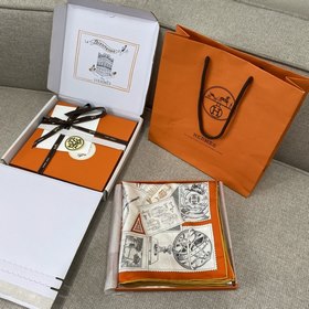 Hermes 福寶集郵者90方巾 創作淵源：一封封信封和明信片蓋着精美的印章，
