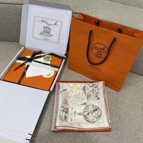Hermes 福寶集郵者90方巾 創作淵源：一封封信封和明信片蓋着精美的印章，