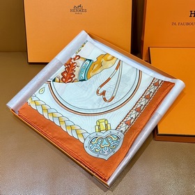 甜蜜的鞍具 90方巾 手工卷邊斜紋真絲方巾(100%桑蠶絲)。 這款愛馬仕的