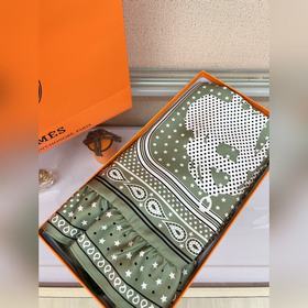 愛馬仕 圓點版華麗的缰辔bandana70方巾 産品描述：手工卷邊斜紋真絲方巾(