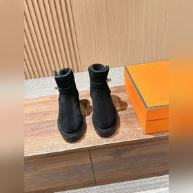 #絨面 HERMES 愛馬仕秋冬加絨款金屬扣馬丁靴 鞋身搭配金屬扣飾綁帶，既強