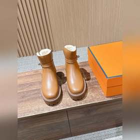 #皮面 HERMES 愛馬仕秋冬加絨款金屬扣馬丁靴 鞋身搭配金屬扣飾綁帶，既強