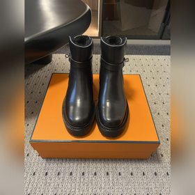 頂級品質 HERMES25ss 秋冬加絨款金屬扣馬丁靴 鞋身搭配金屬扣飾綁帶，