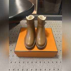 頂級品質 HERMES25ss 秋冬加絨款金屬扣馬丁靴 鞋身搭配金屬扣飾綁帶，