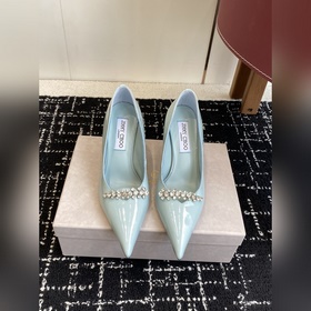 代購級 Jimmy Choo 将圓潤光澤鑲嵌于足尖 為你的穿搭映亮魅力，璀璨每刻