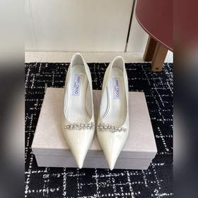 代購級 Jimmy Choo 将圓潤光澤鑲嵌于足尖 為你的穿搭映亮魅力，璀璨每刻