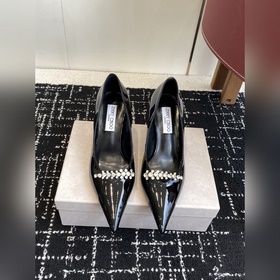 代購級 Jimmy Choo 将圓潤光澤鑲嵌于足尖 為你的穿搭映亮魅力，璀璨每刻