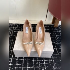 代購級 Jimmy Choo 将圓潤光澤鑲嵌于足尖 為你的穿搭映亮魅力，璀璨每刻