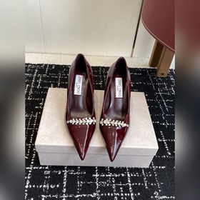 代購級 Jimmy Choo 将圓潤光澤鑲嵌于足尖 為你的穿搭映亮魅力，璀璨每刻
