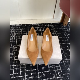代購級 Jimmy Choo 将圓潤光澤鑲嵌于足尖 為你的穿搭映亮魅力，璀璨每刻