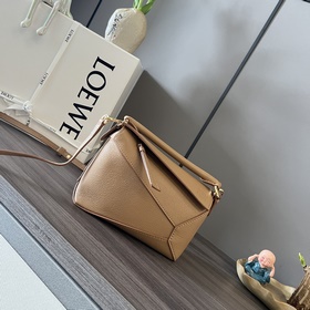 Loewe 新版本 柔軟粒面牛皮革Puzzle Edge手袋 L家 推出的首次