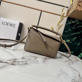 Loewe 新版本 柔軟粒面牛皮革Puzzle Edge手袋 L家 推出的首次
