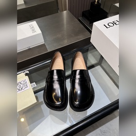 Loewe，羅意威 高端男士熱賣精品休閑皮鞋，進口亮面牛皮樂福鞋将工緻元素與摩登