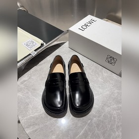 Loewe，羅意威 高端男士熱賣精品休閑皮鞋，進口亮面牛皮革樂福鞋将工緻元素與摩