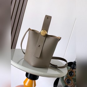 迷你柔軟粒面牛皮革 Pebble Bucket 水桶手袋Pebble 将純粹的簡
