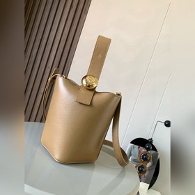 迷你柔軟粒面牛皮革 Pebble Bucket 水桶手袋Pebble 将純粹的簡