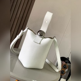 迷你柔軟粒面牛皮革 Pebble Bucket 水桶手袋Pebble 将純粹的簡