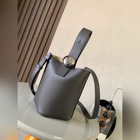 迷你柔軟粒面牛皮革 Pebble Bucket 水桶手袋Pebble 将純粹的簡