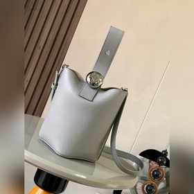 迷你柔軟粒面牛皮革 Pebble Bucket 水桶手袋Pebble 将純粹的簡