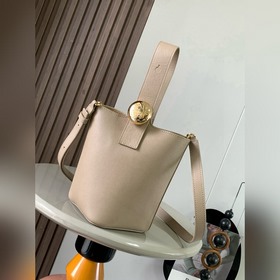 迷你柔軟粒面牛皮革 Pebble Bucket 水桶手袋Pebble 将純粹的簡