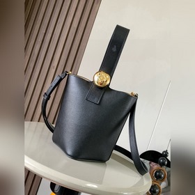 迷你柔軟粒面牛皮革 Pebble Bucket 水桶手袋Pebble 将純粹的簡
