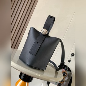 迷你柔軟粒面牛皮革 Pebble Bucket 水桶手袋Pebble 将純粹的簡