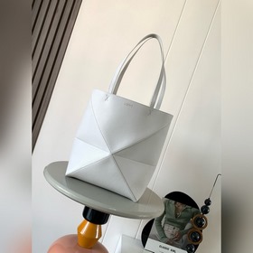 新款荔面牛皮革 puzzle Fold手袋又把幾何圖形玩出花了 很久沒見過這麼實