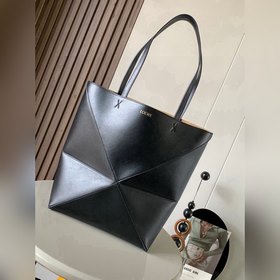 新款亮面牛皮革 puzzle Fold手袋又把幾何圖形玩出花了 很久沒見過這麼實