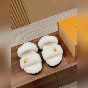 Louis Vuitton 路易威登秋冬羊毛拖鞋 新品 皮毛一體羔羊毛，軟軟糯糯