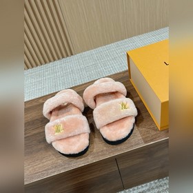 Louis Vuitton 路易威登秋冬羊毛拖鞋 新品 皮毛一體羔羊毛，軟軟糯糯