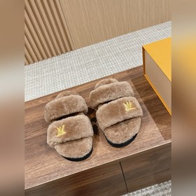 Louis Vuitton 路易威登秋冬羊毛拖鞋 新品 皮毛一體羔羊毛，軟軟糯糯