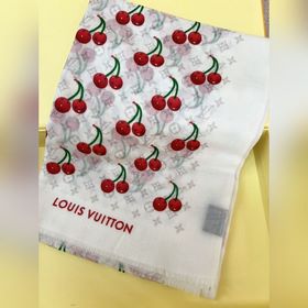 LV TM Monogram Cerise 方巾出自路易威登x村上隆複刻系列，再