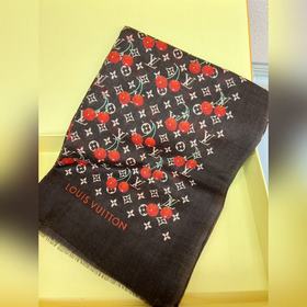 LV TM Monogram Cerise 方巾出自路易威登x村上隆複刻系列，再