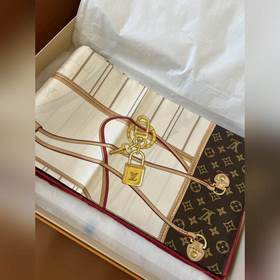 Louis Vuitton 90 方巾 面料為最頂級18姆米桑蠶絲 手感柔軟絲滑