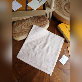 L經緯同色提花方巾 裸杏色 經典到無敵的款式 ，原版是真絲 羊毛的 用過的都懂